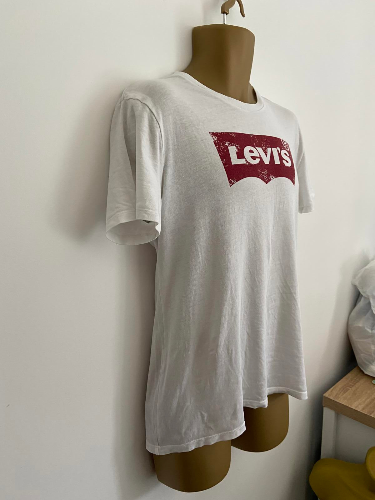 Levi's White T-Shirt with Classic Red Batwing Logo - Short Sleeve, Size Medium