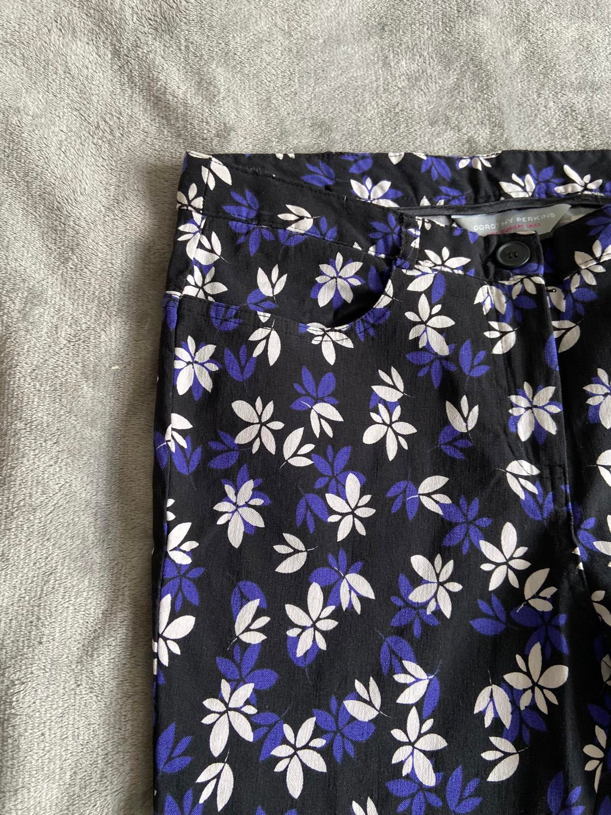 Dorothy Perkins Size 12 Black Floral Cropped Trousers Blue & White Print