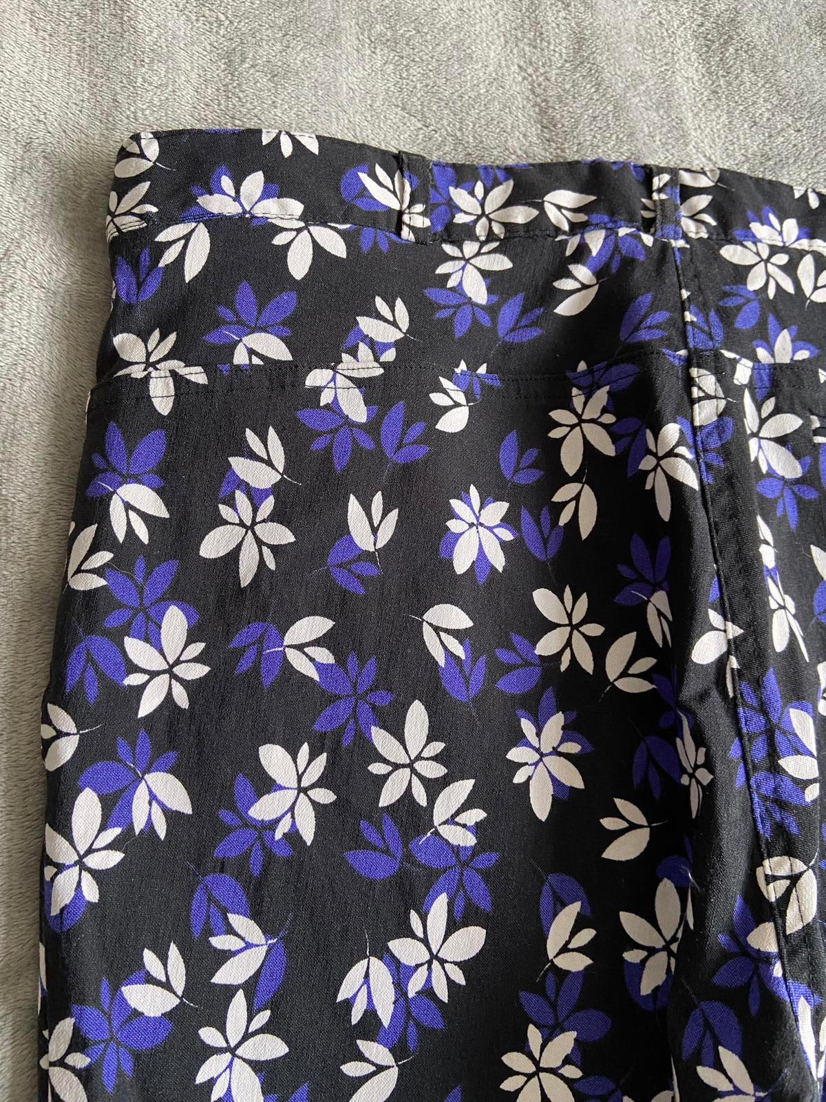 Dorothy Perkins Size 12 Black Floral Cropped Trousers Blue & White Print