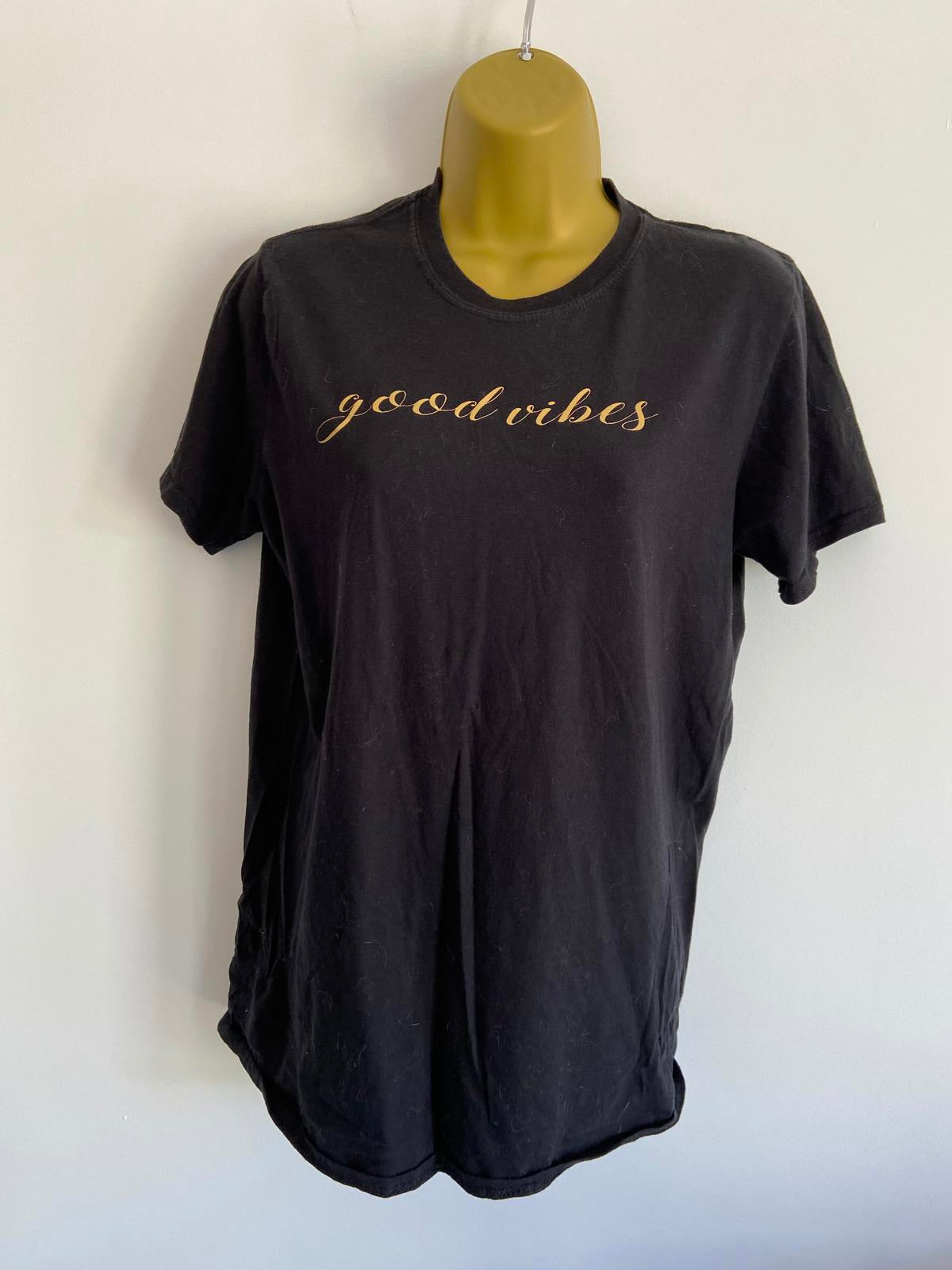 Medium Black T-shirt with the writing in gold 'Good Vibes'