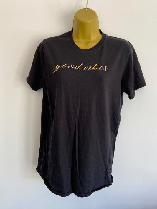 Medium Black T-shirt with the writing in gold 'Good Vibes'