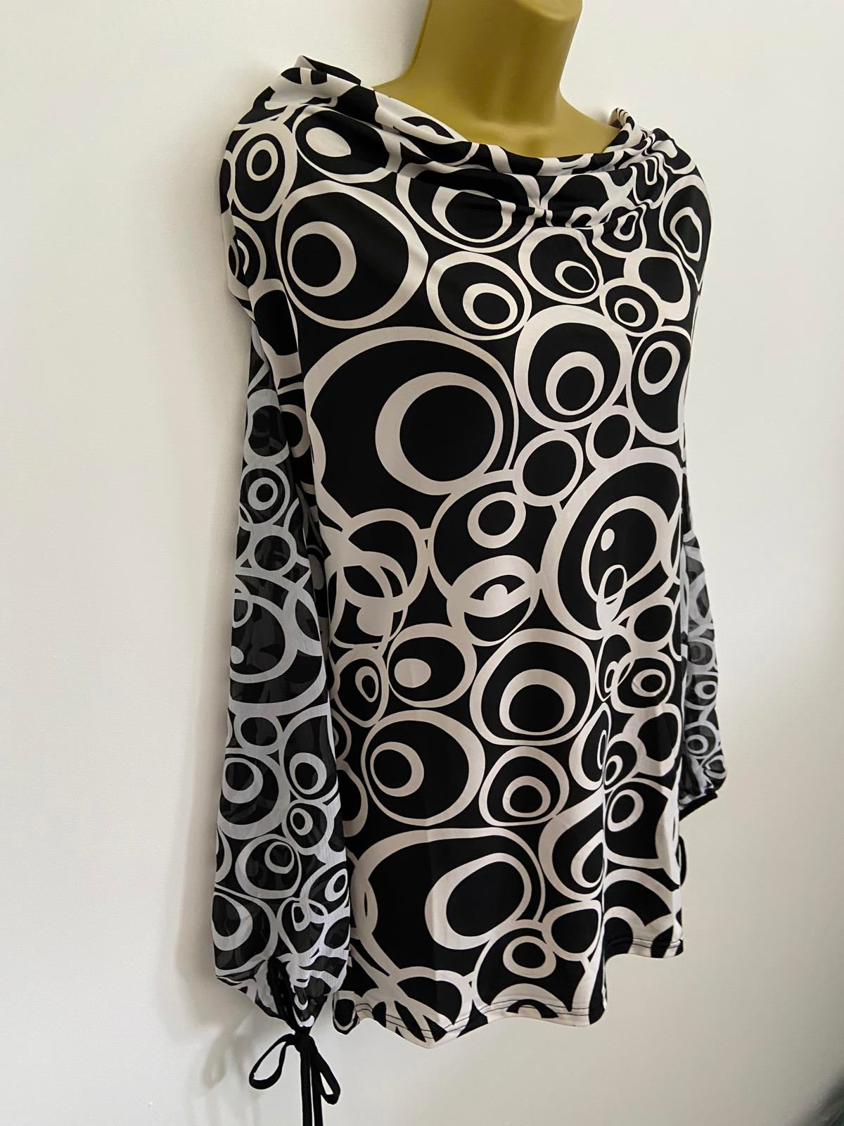 Kiah Size S/M Black & White Geometric Circular Print Dress Sheer Sleeves