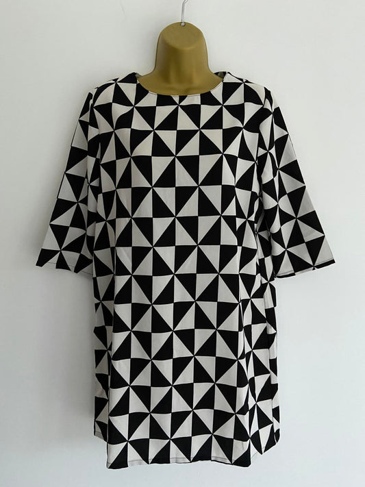 Boohoo Ladies Black & White Geometric Triangle Shift Dress, Retro Print Size 10