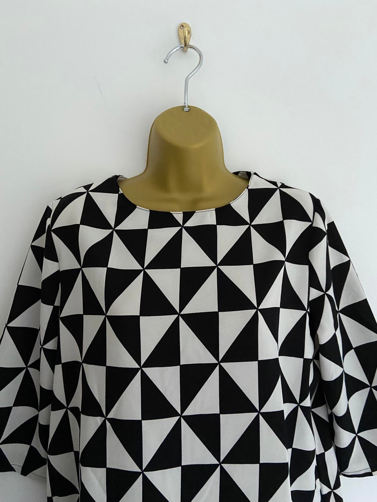 Boohoo Ladies Black & White Geometric Triangle Shift Dress, Retro Print Size 10