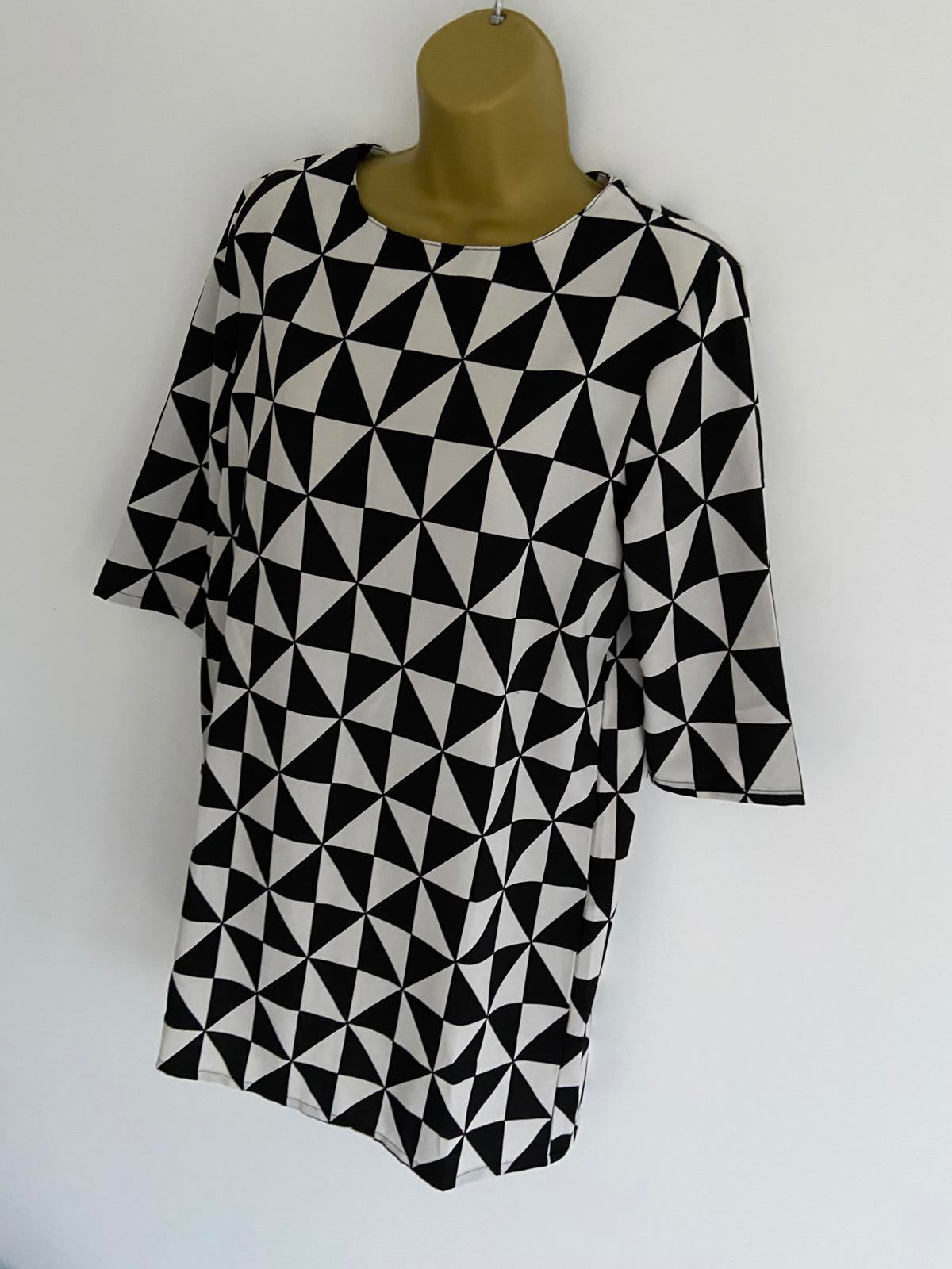 Boohoo Ladies Black & White Geometric Triangle Shift Dress, Retro Print Size 10