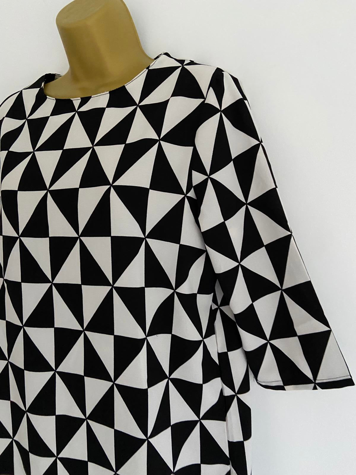 Boohoo Ladies Black & White Geometric Triangle Shift Dress, Retro Print Size 10