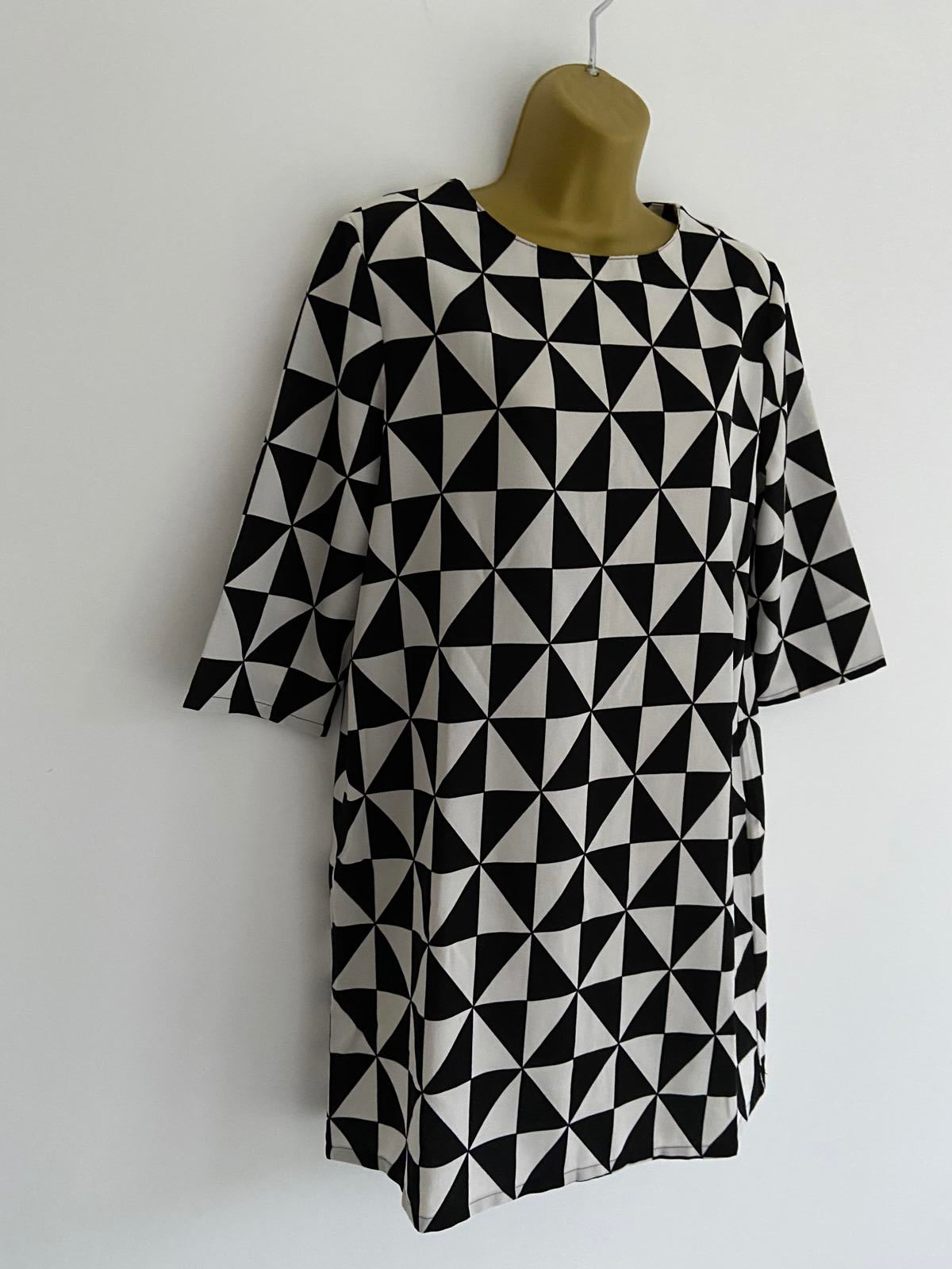 Boohoo Ladies Black & White Geometric Triangle Shift Dress, Retro Print Size 10