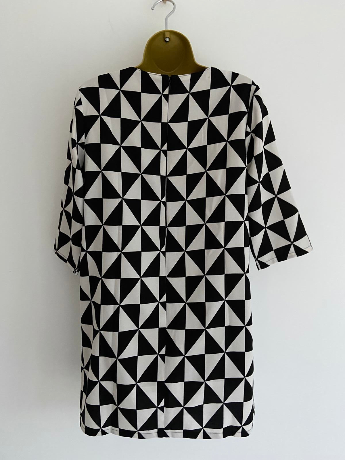 Boohoo Ladies Black & White Geometric Triangle Shift Dress, Retro Print Size 10