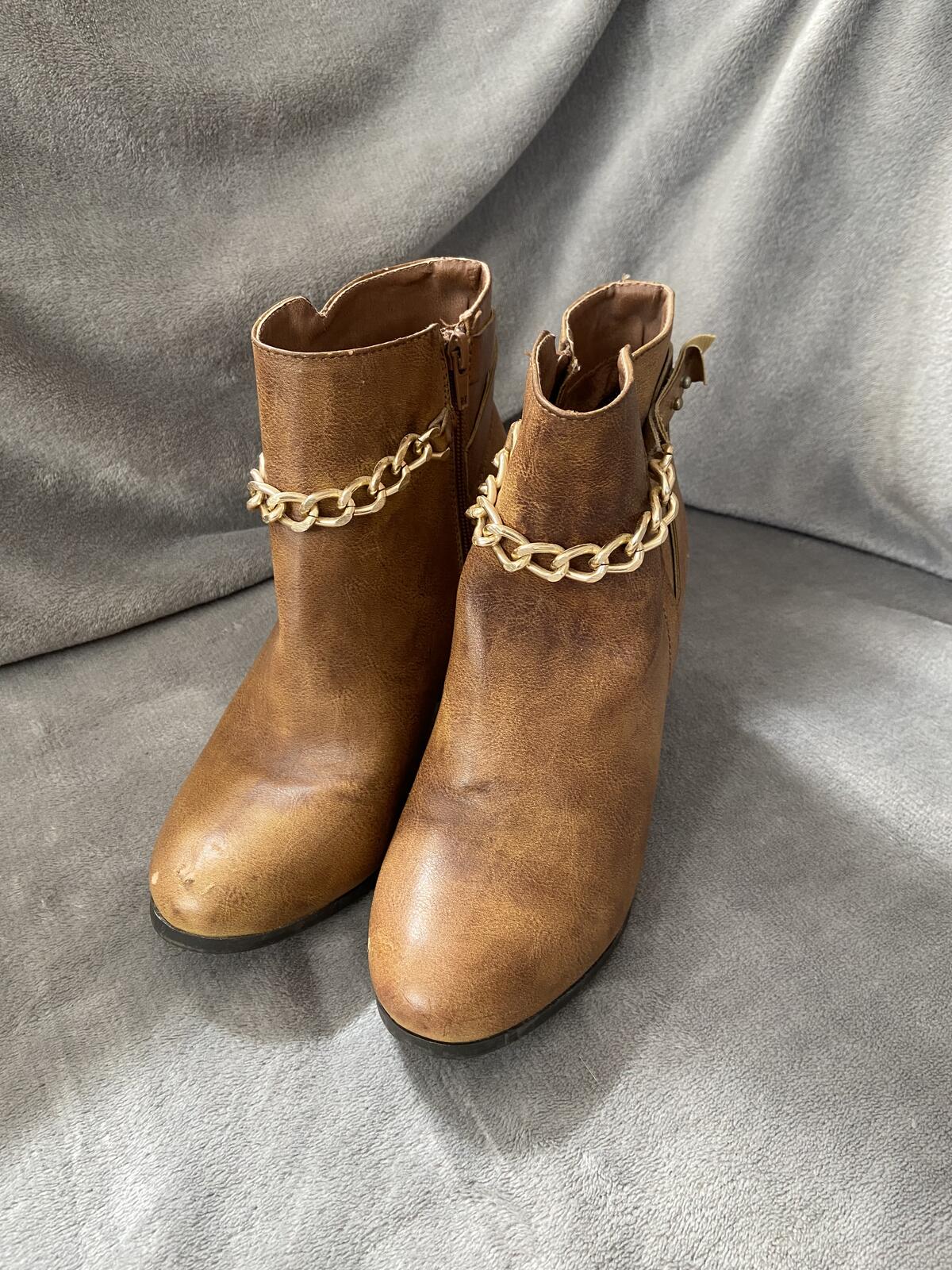 New Look Women’s Brown Block Heel Ankle Boots with Gold Chain Size UK 6