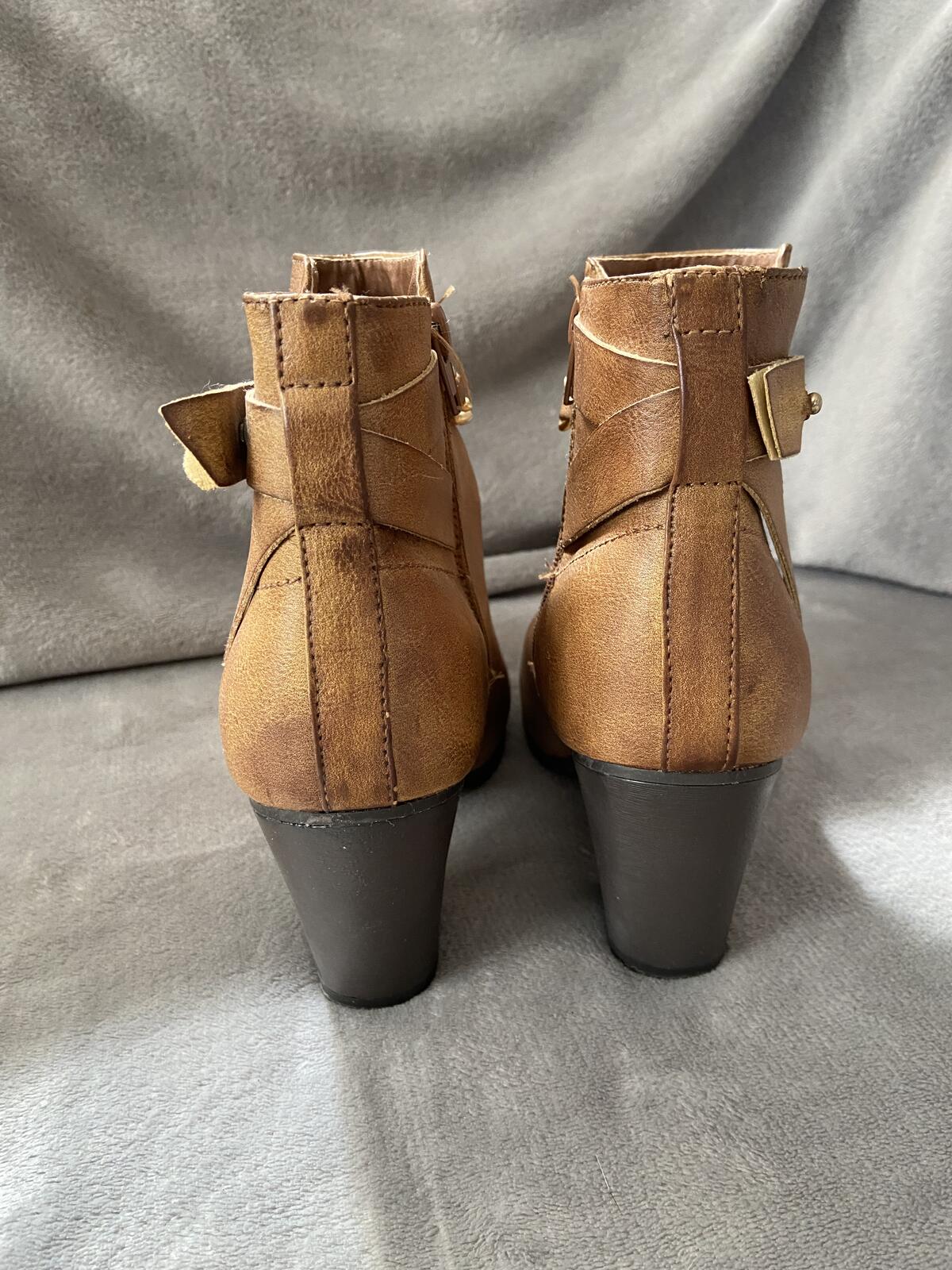 New Look Women’s Brown Block Heel Ankle Boots with Gold Chain Size UK 6
