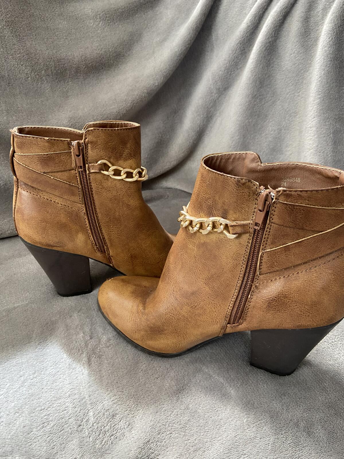 New Look Women’s Brown Block Heel Ankle Boots with Gold Chain Size UK 6
