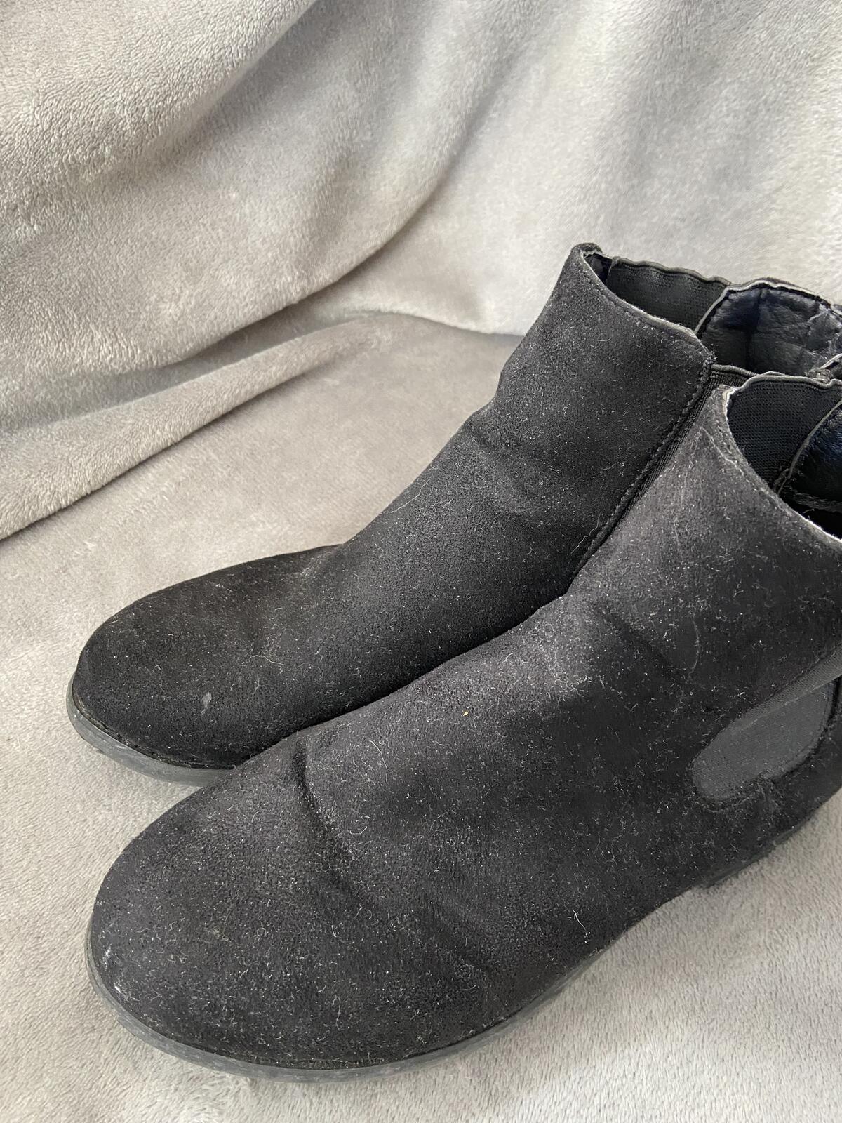 Women’s Black Suede Chelsea Boots with Elasticated Cuff & Gold Heel Size UK 5