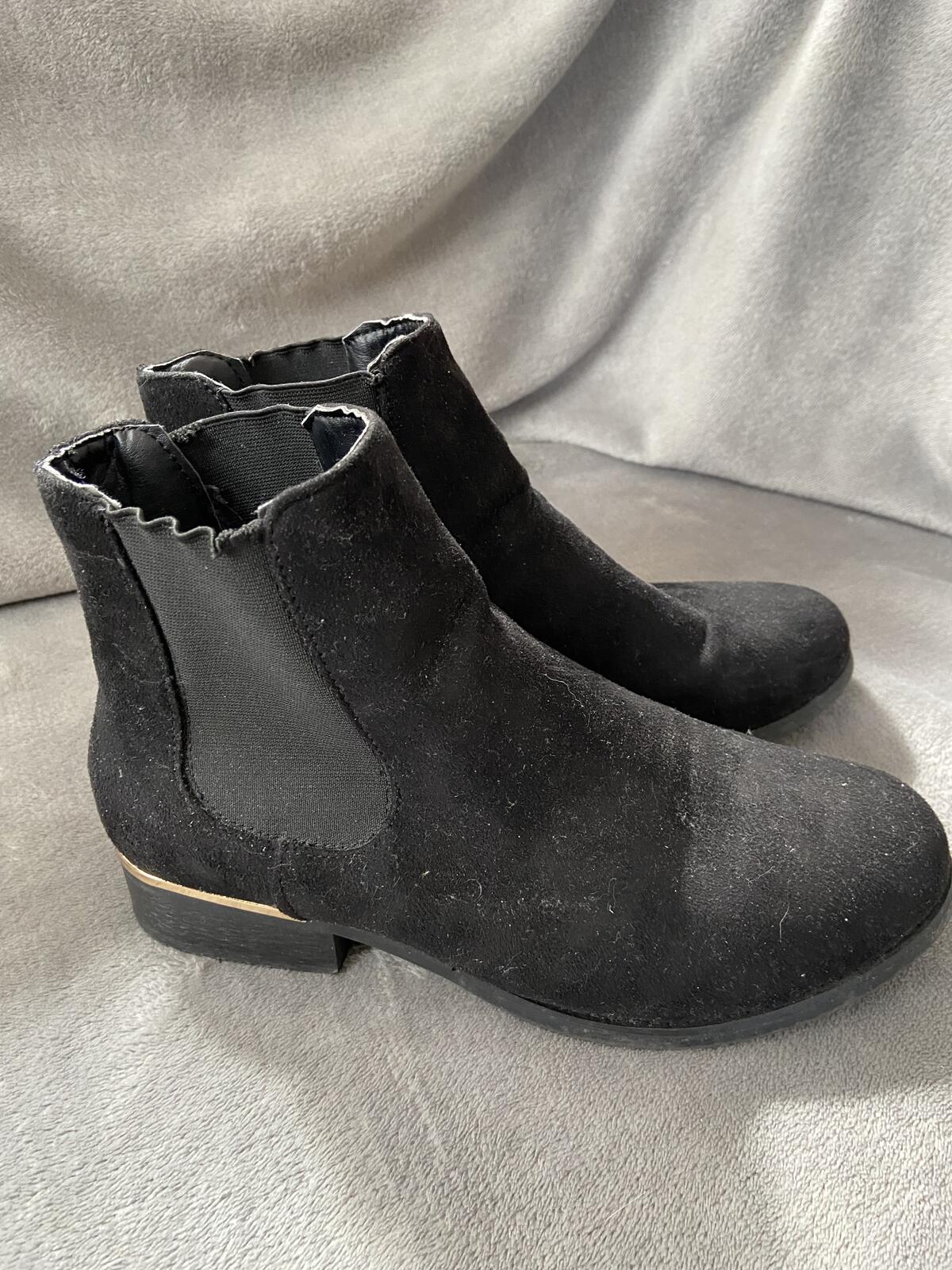 Women’s Black Suede Chelsea Boots with Elasticated Cuff & Gold Heel Size UK 5