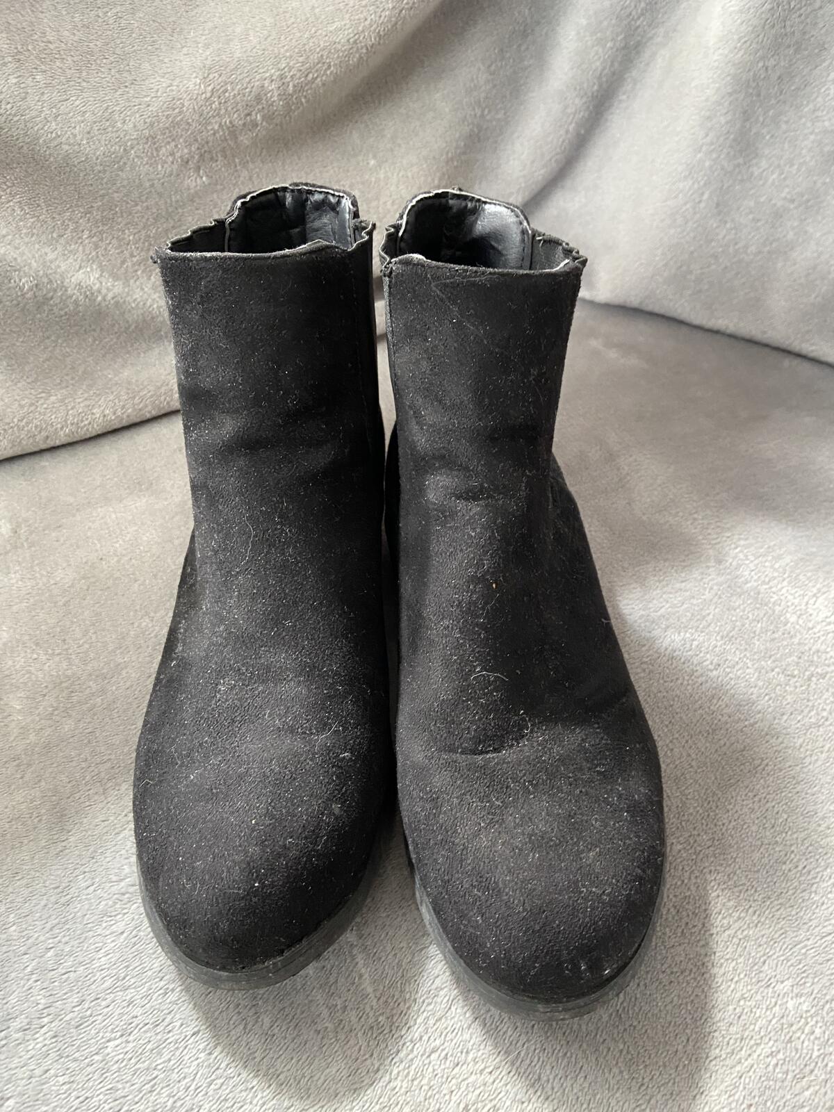 Women’s Black Suede Chelsea Boots with Elasticated Cuff & Gold Heel Size UK 5