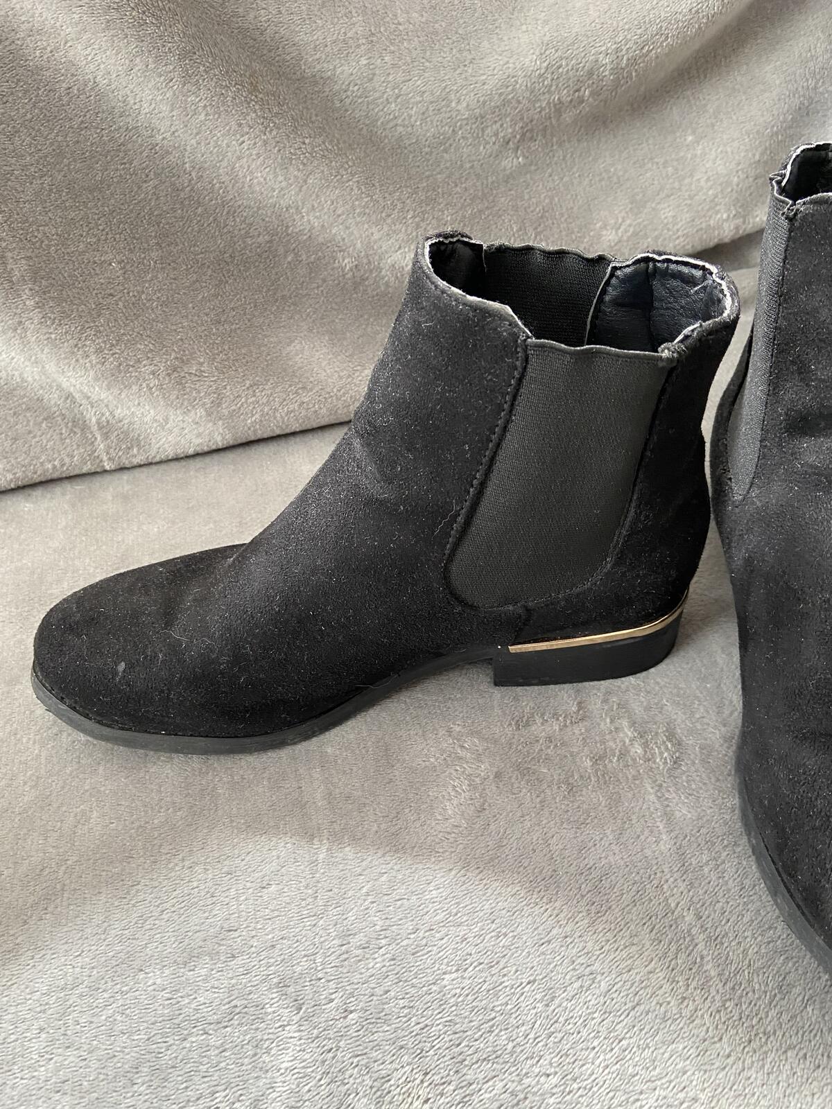 Women’s Black Suede Chelsea Boots with Elasticated Cuff & Gold Heel Size UK 5