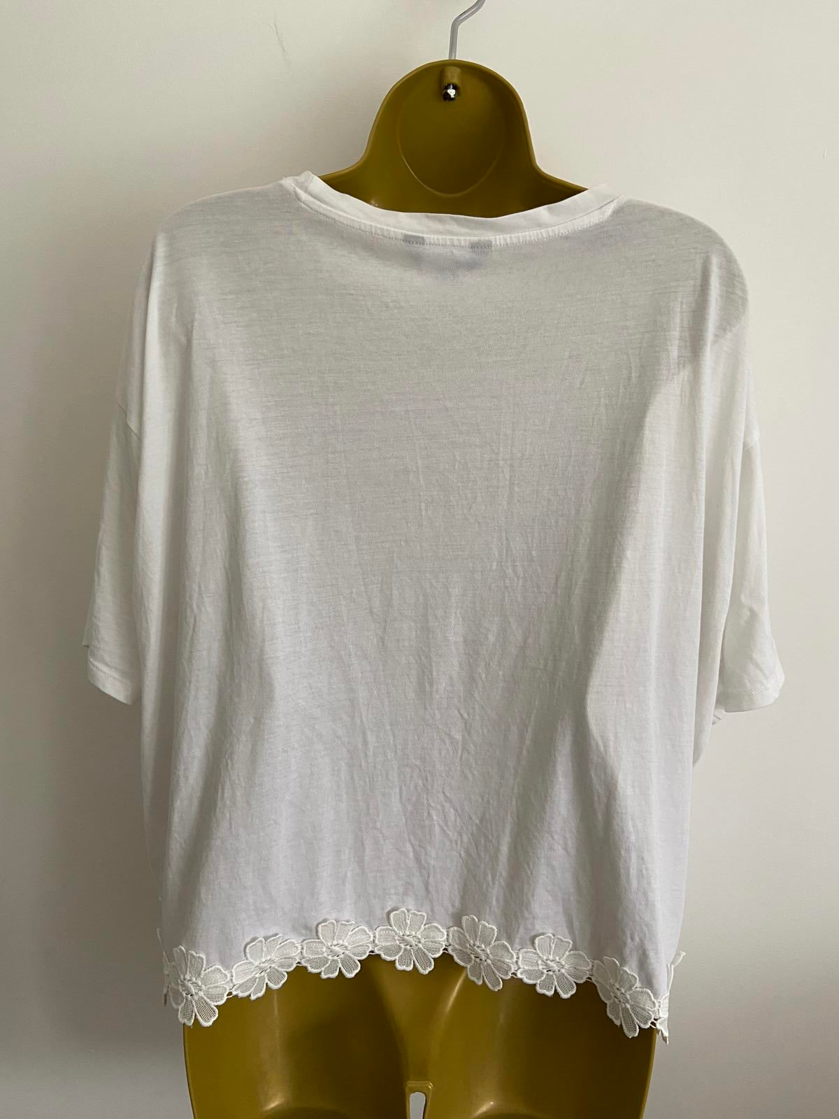 New Look White Daisy Embroidered T-Shirt - Size 16