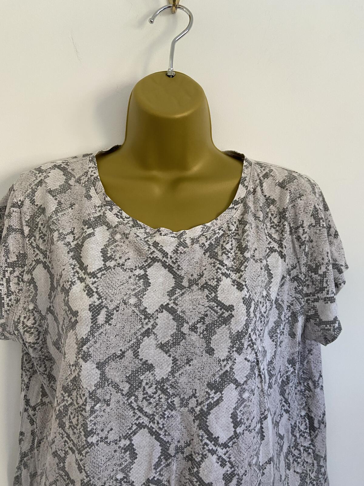 H&M Women’s Grey Snakeskin Print Short Sleeve Cotton T-Shirt Size Medium
