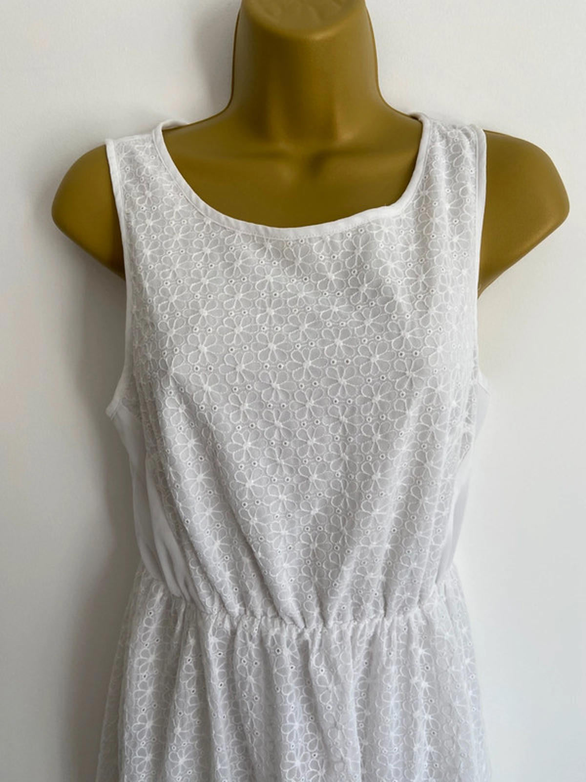 H&M White Embroidered Daisy Fit & Flare Dress – EU 38 / US 8