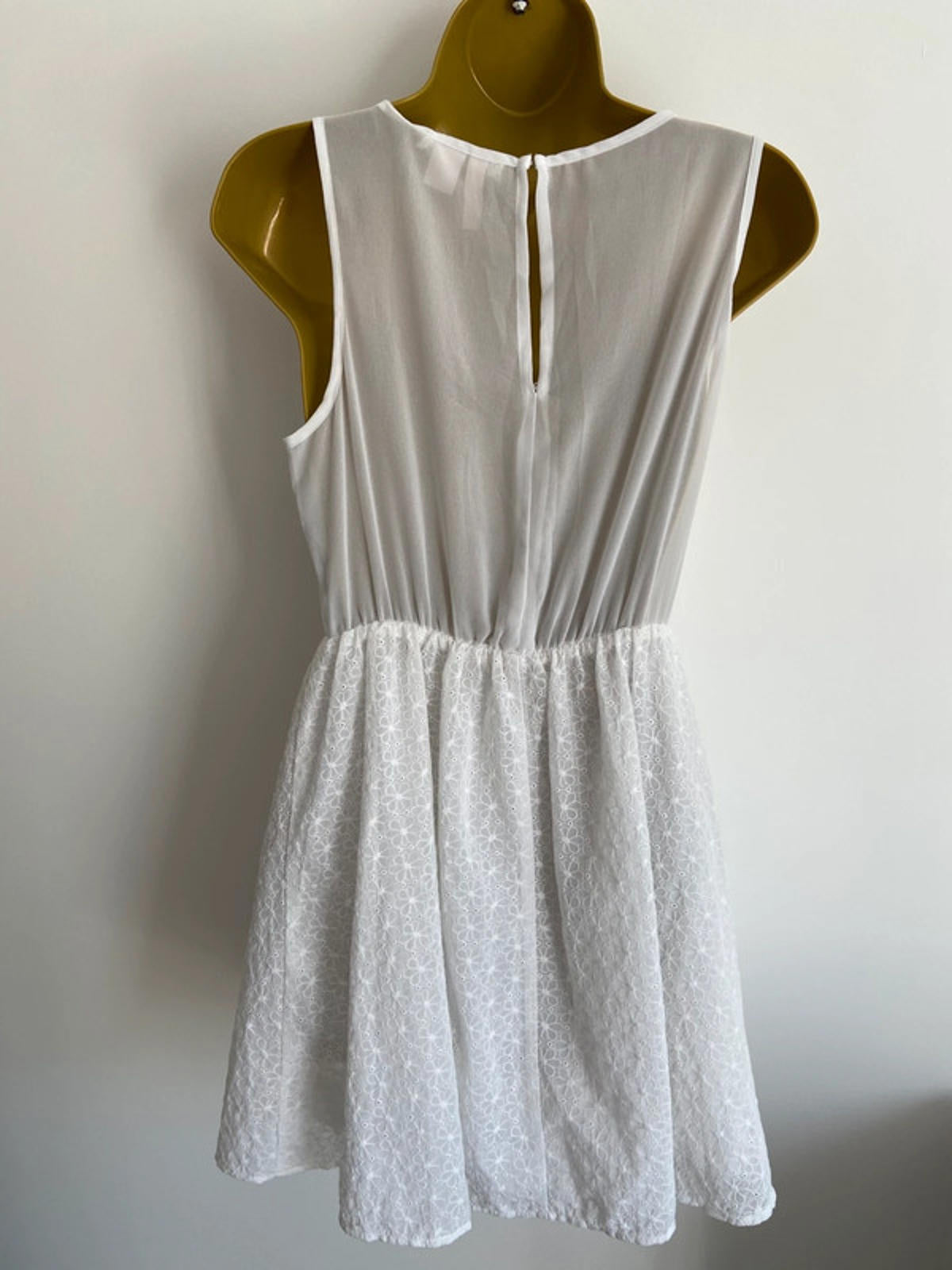 H&M White Embroidered Daisy Fit & Flare Dress – EU 38 / US 8